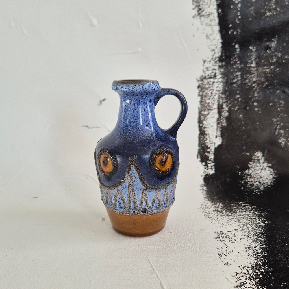 vintage VAS med hänkel blå/brunorange fat lava-glasyr med reliefmönster, h 13 cm