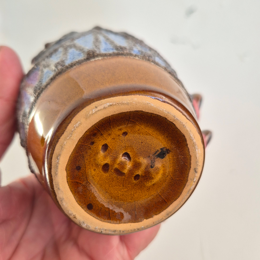 vintage VAS med hänkel blå/brunorange fat lava-glasyr med reliefmönster, h 13 cm - 6