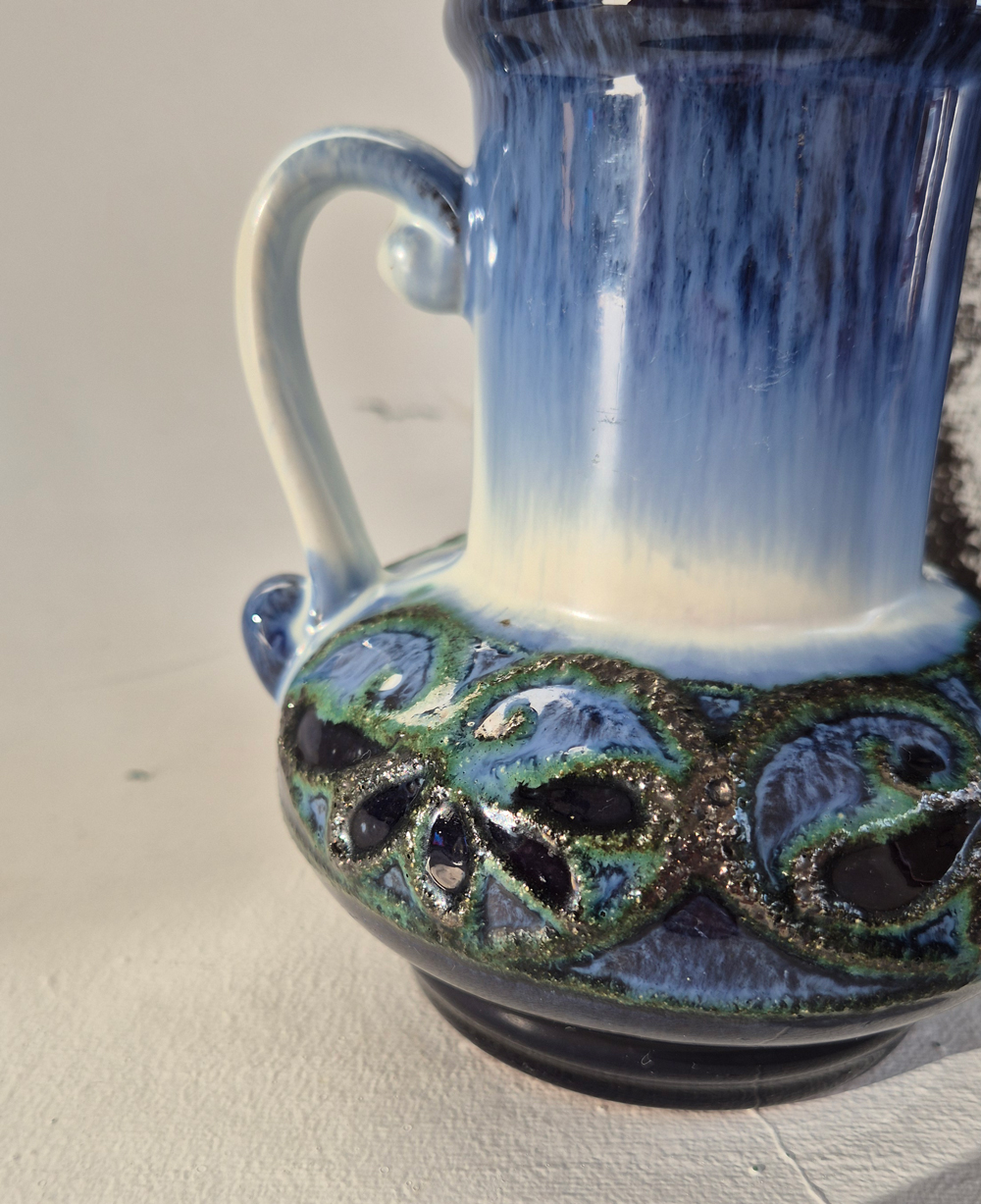 vintage VAS med hänkel, blå nyanser med gröna inslag, fat lava-glasyr, Strehla GDR, h 14,5 cm - 6
