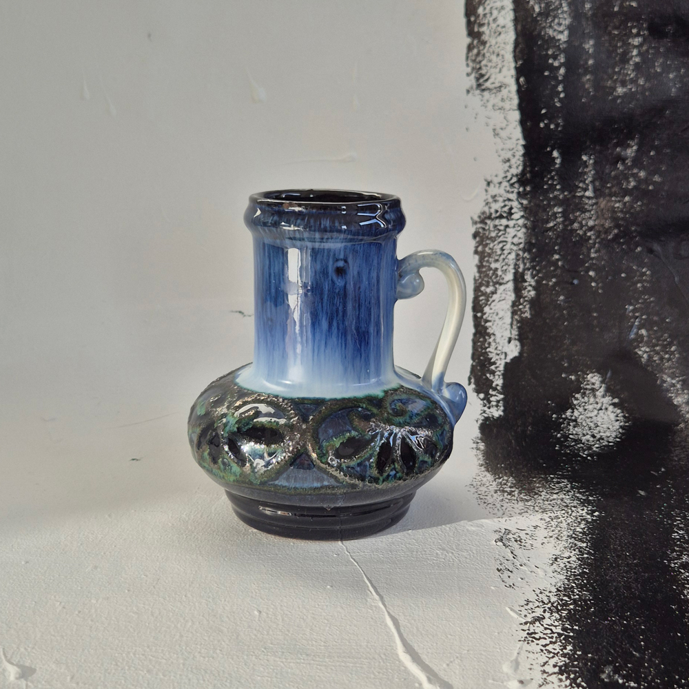 vintage VAS med hänkel, blå nyanser med gröna inslag, fat lava-glasyr, Strehla GDR, h 14,5 cm