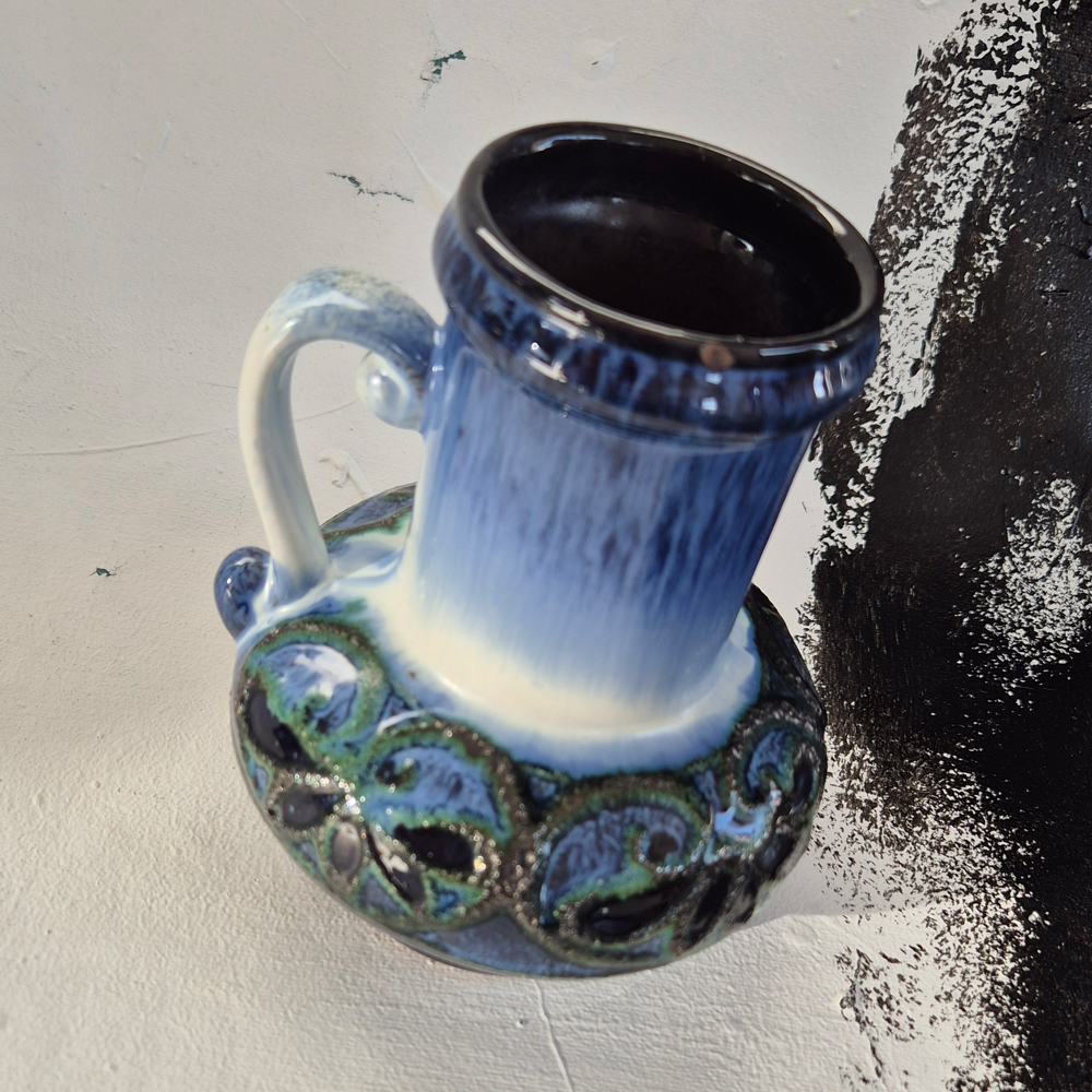 vintage VAS med hänkel, blå nyanser med gröna inslag, fat lava-glasyr, Strehla GDR, h 14,5 cm - 5