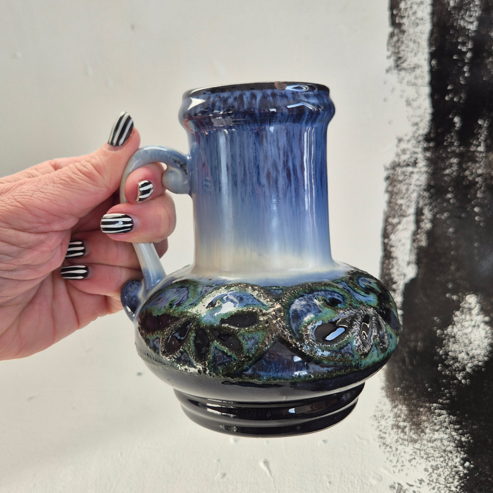 vintage VAS med hänkel, blå nyanser med gröna inslag, fat lava-glasyr, Strehla GDR, h 14,5 cm - 7