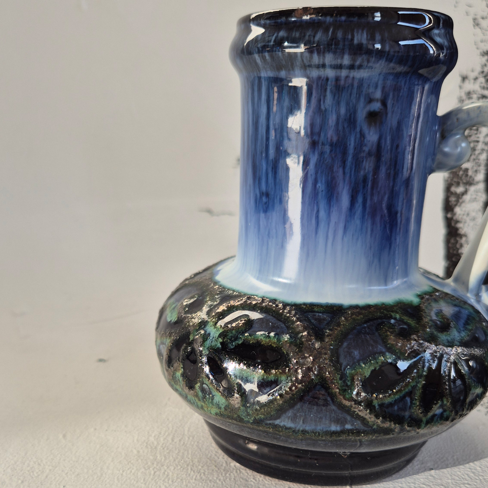 vintage VAS med hänkel, blå nyanser med gröna inslag, fat lava-glasyr, Strehla GDR, h 14,5 cm - 3