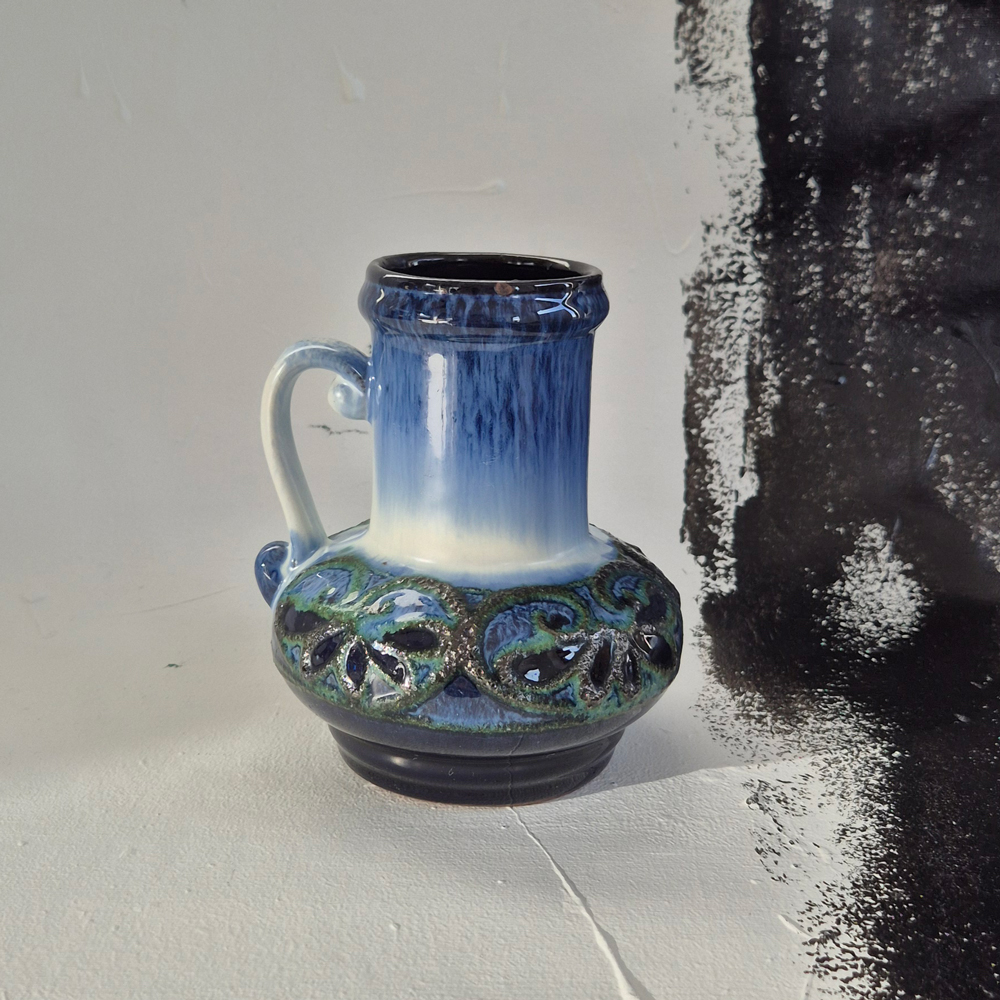 vintage VAS med hänkel, blå nyanser med gröna inslag, fat lava-glasyr, Strehla GDR, h 14,5 cm - 4