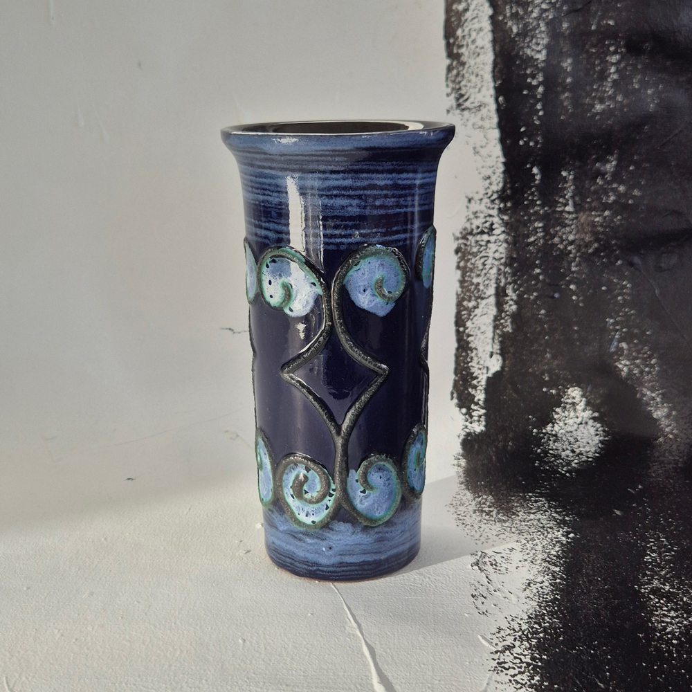 vintage VAS cylinderform, blå nyanser med gröna inslag, fat lava-glasyr, Strehla GDR, h 19,5 cm