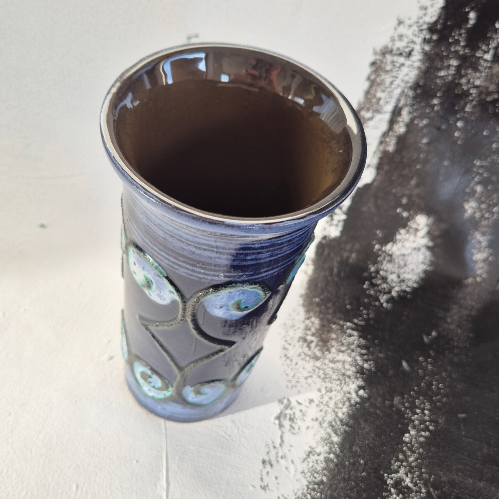 vintage VAS cylinderform, blå nyanser med gröna inslag, fat lava-glasyr, Strehla GDR, h 19,5 cm - 2
