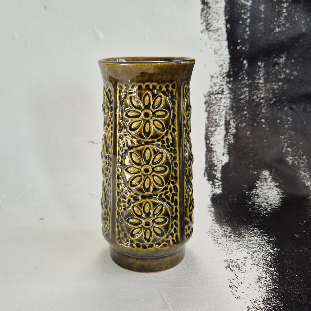 vintage VAS gulgrönsvart med blommönster i relief, Bay W. Germany, h 17 cm