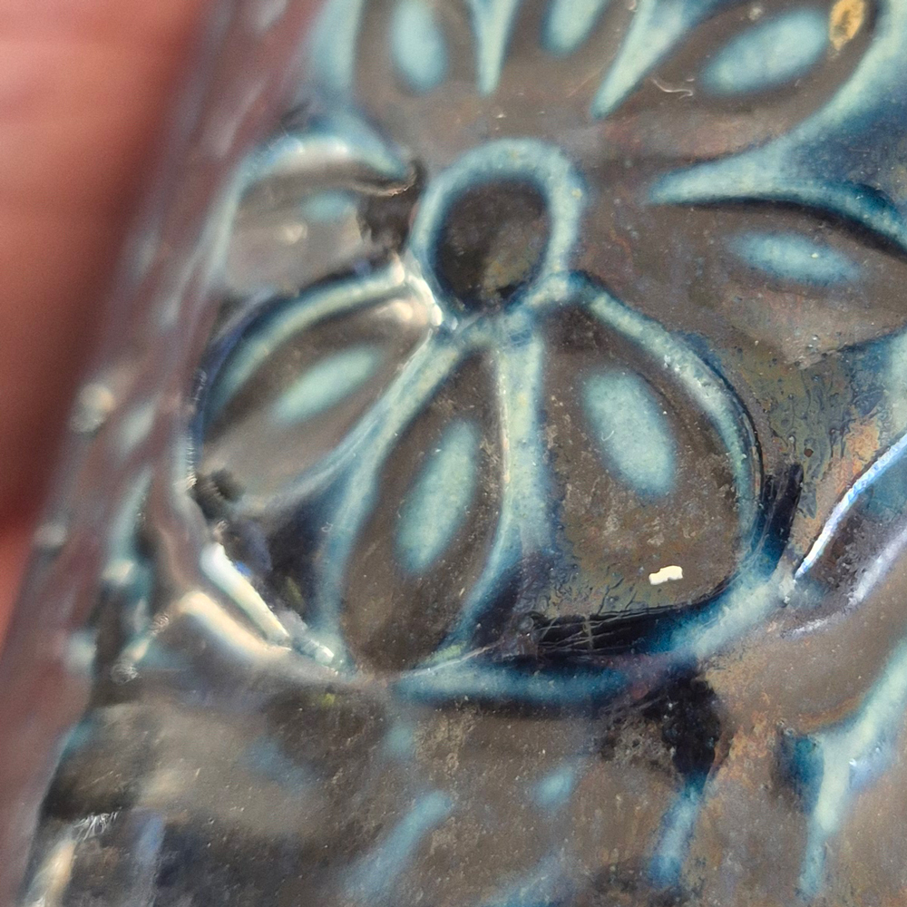 vintage VAS med hänkel, blåturkos med blommönster i relief, Bay W. Germany, h 20,3 cm - 9