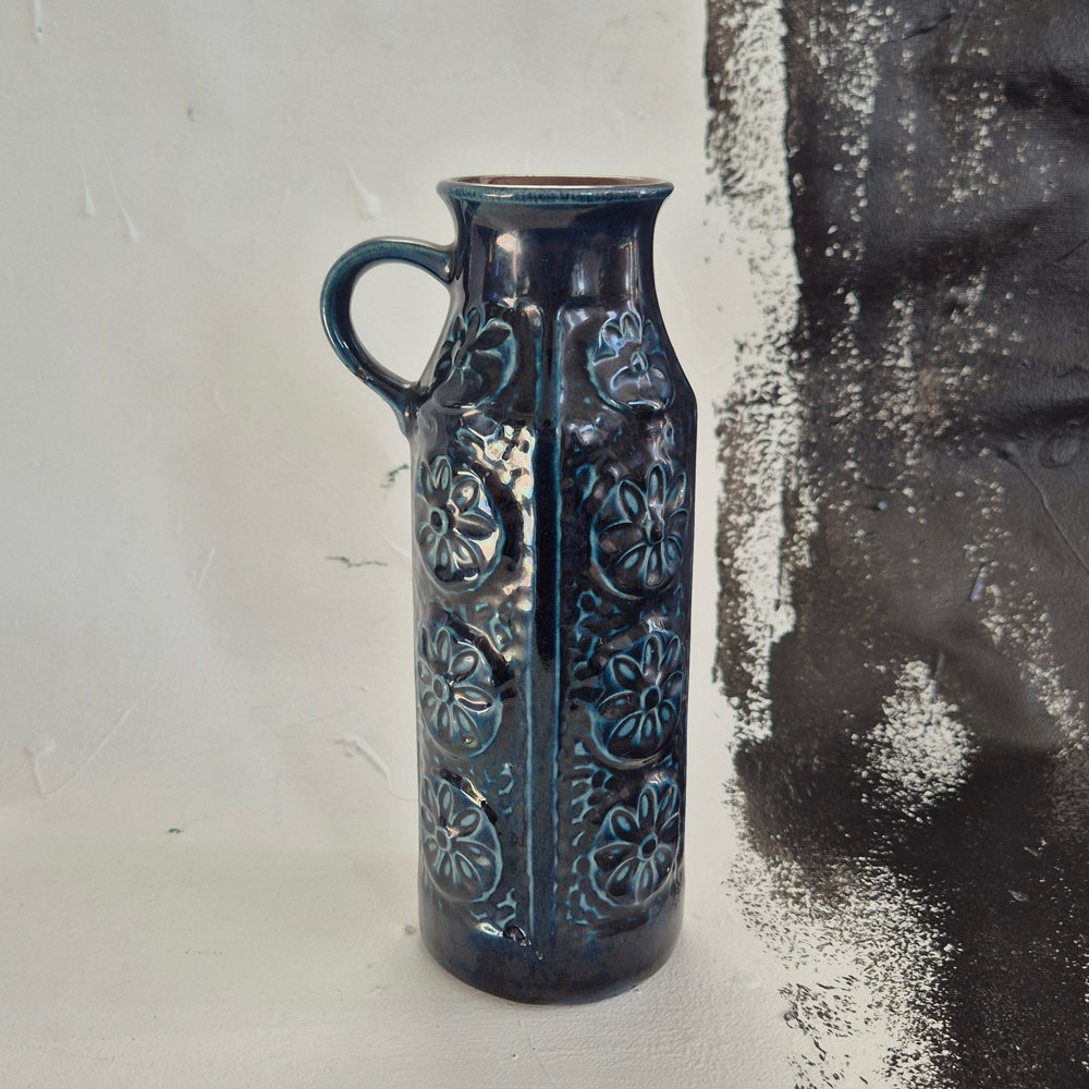 vintage VAS med hänkel, blåturkos med blommönster i relief, Bay W. Germany, h 20,3 cm - 4