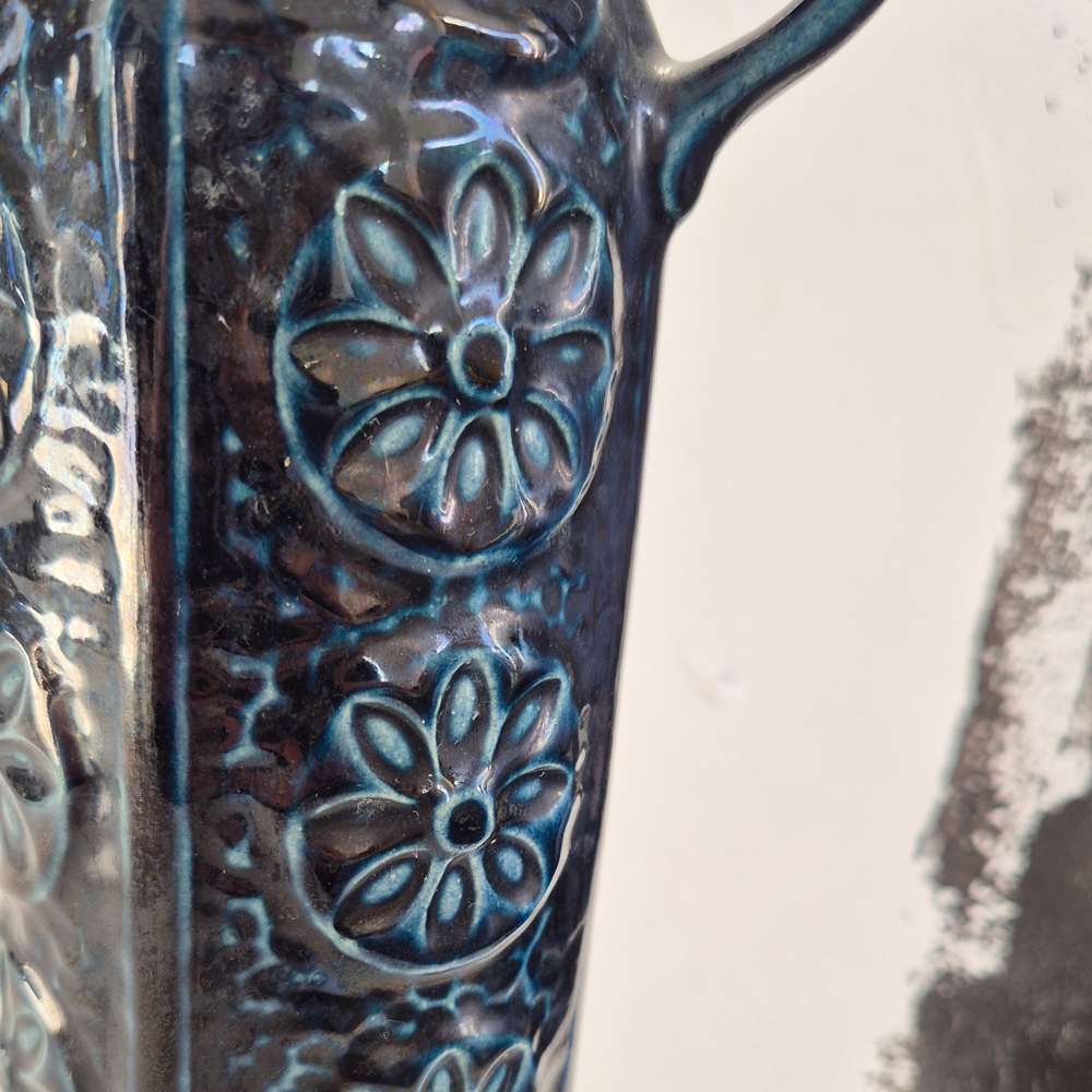 vintage VAS med hänkel, blåturkos med blommönster i relief, Bay W. Germany, h 20,3 cm - 3