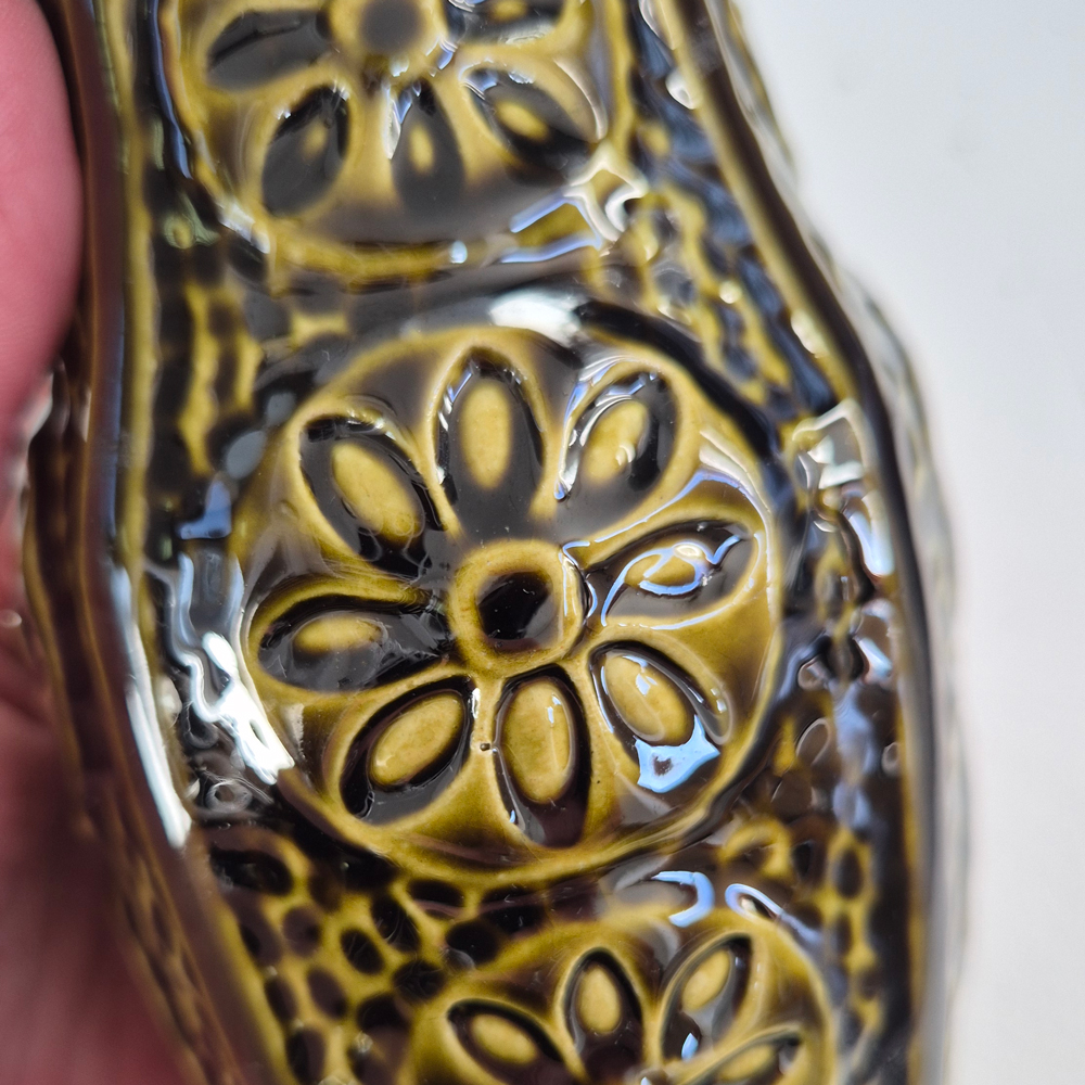 vintage VAS gulgrönsvart med blommönster i relief, Bay W. Germany, h 13,9cm - 8