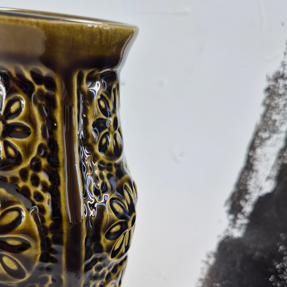 vintage VAS gulgrönsvart med blommönster i relief, Bay W. Germany, h 13,9cm - 3