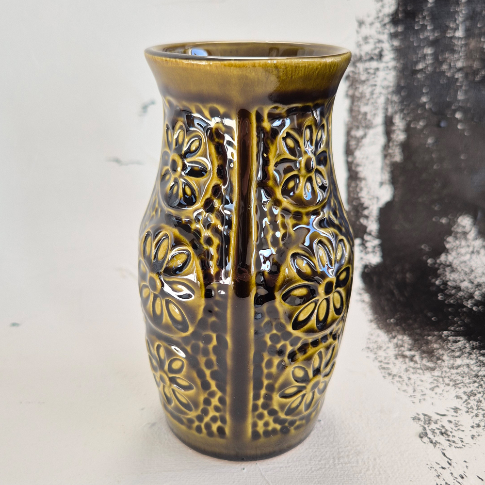 vintage VAS gulgrönsvart med blommönster i relief, Bay W. Germany, h 13,9cm - 4