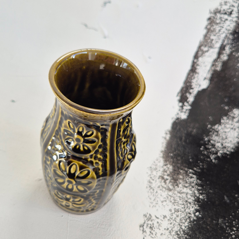 vintage VAS gulgrönsvart med blommönster i relief, Bay W. Germany, h 13,9cm - 2