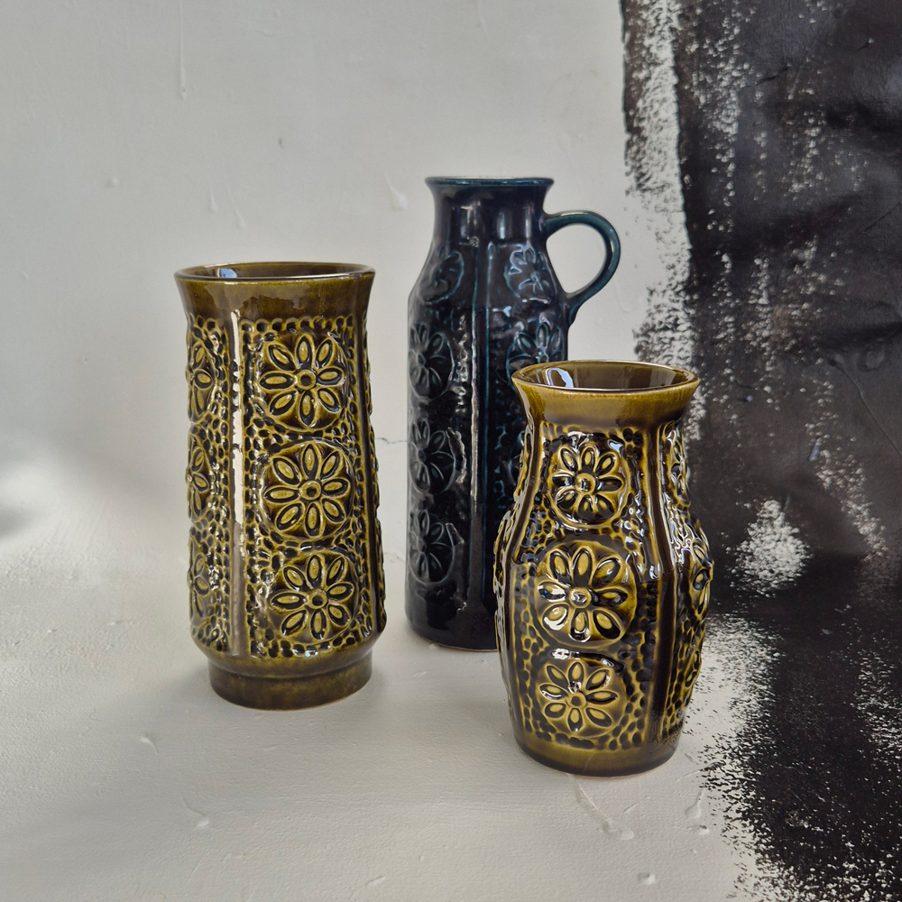 vintage STILLEBEN 30 - tre vaser med blommönster i relief
