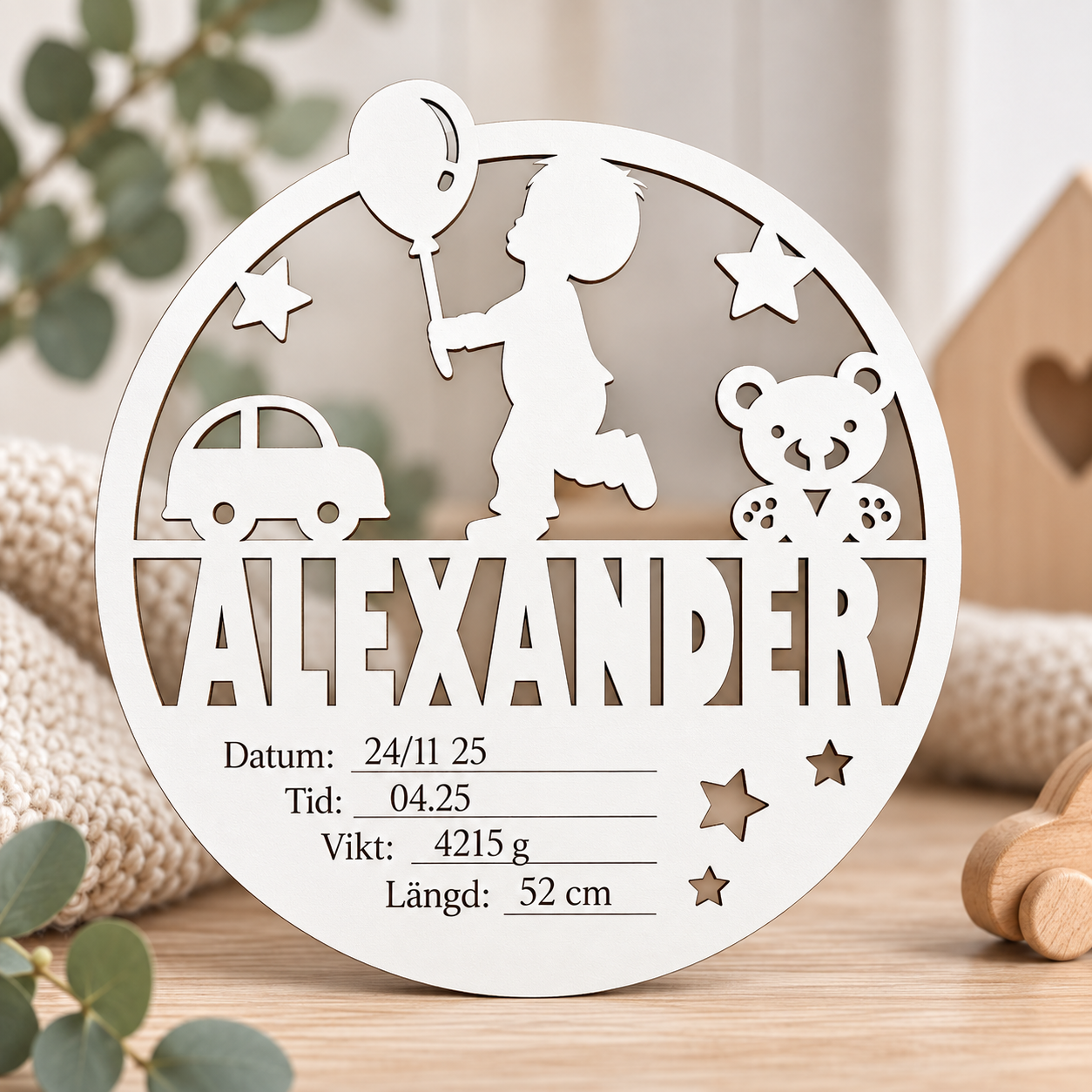 Personlig födelsetavla med namn – Barn och Nalle | Vit träskylt - 2