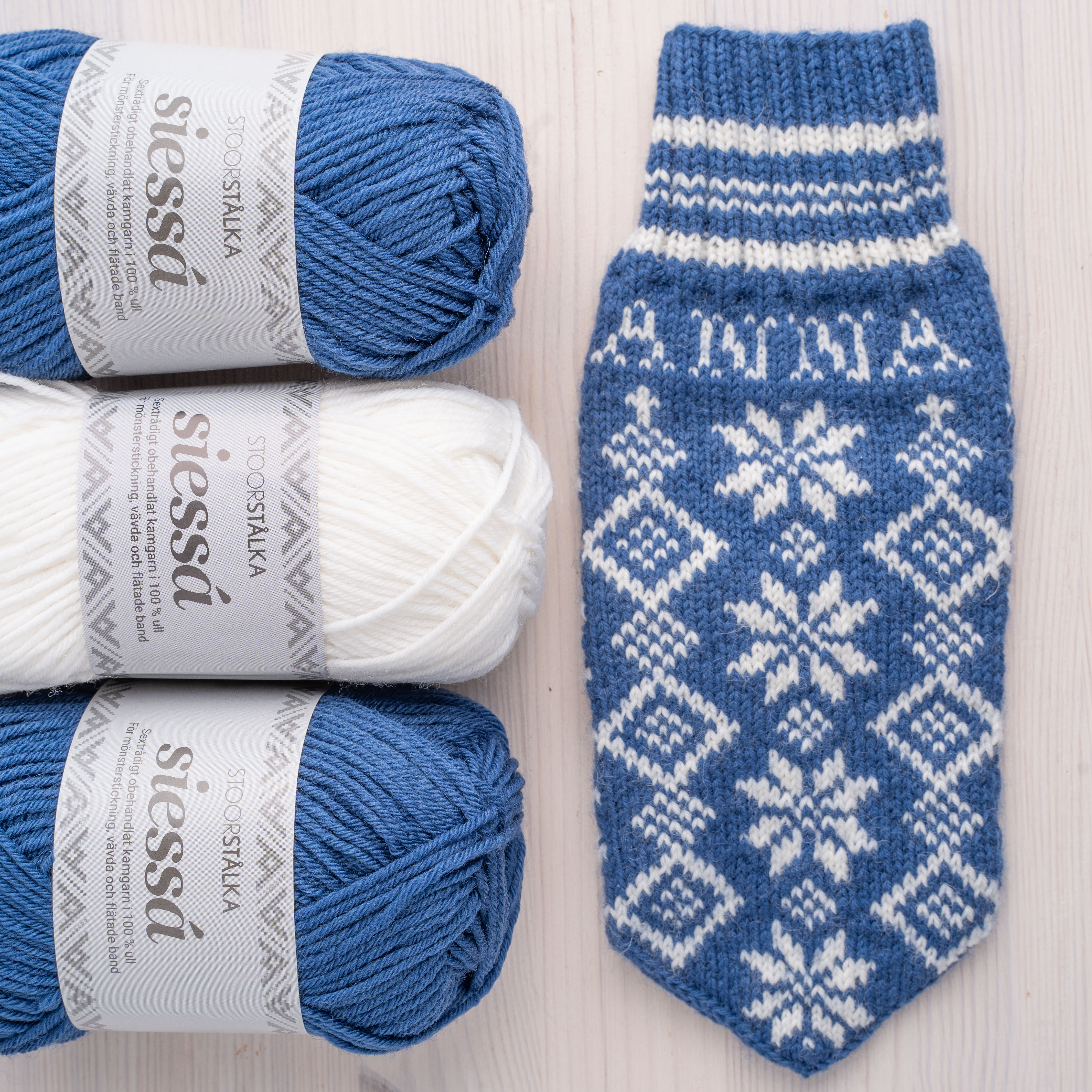 Stickpaket vante Snöflinga från Juni Jeansblå-vit
