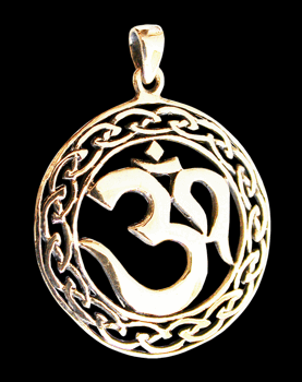 Hängsmycke i brons med Aum / Ohm.