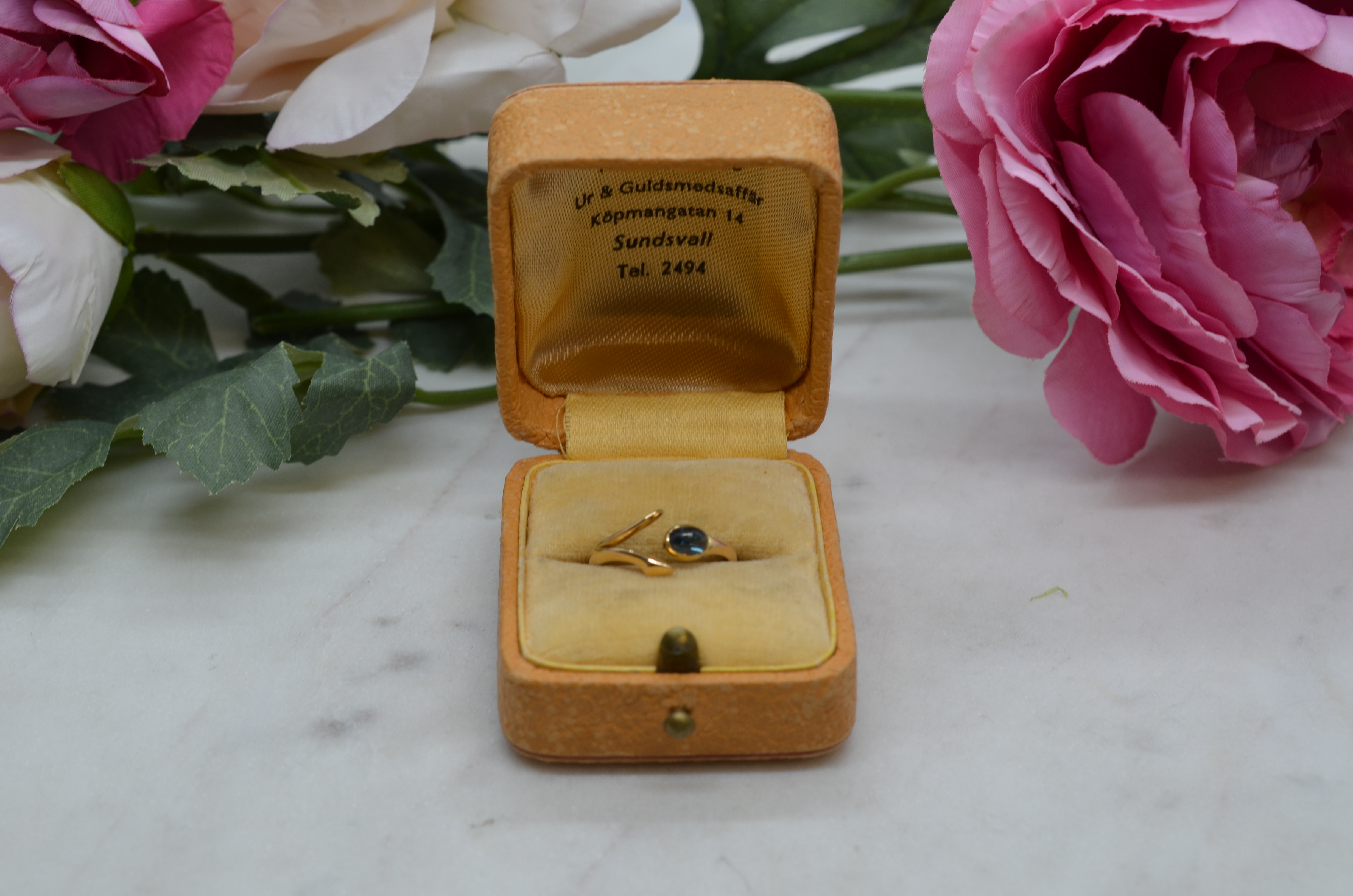 Vintage ring 18K with blue stones