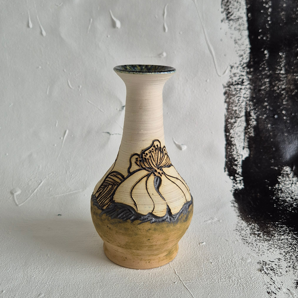 vintage VAS med graverat blommönster, h 15,5 cm