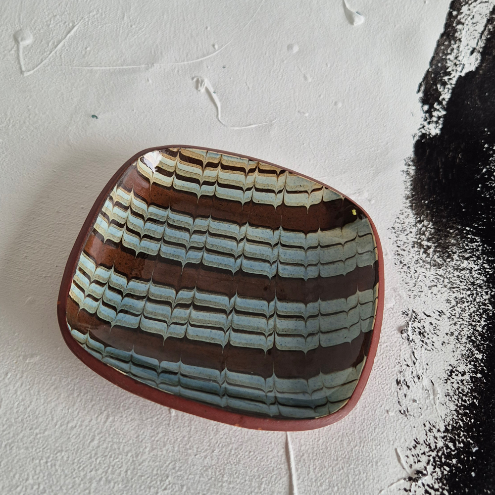 vintage FAT med grafiskt mönster i grönt och brunt, br 13,8 cm - 2