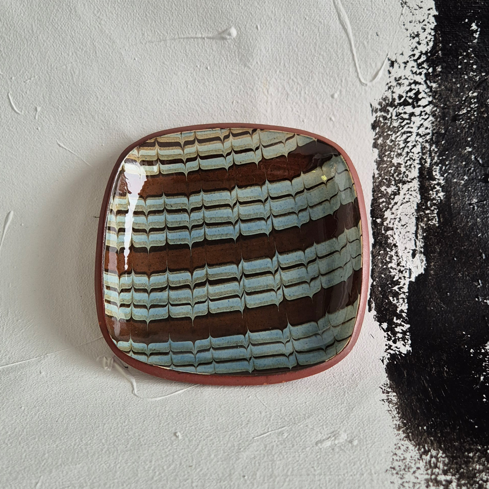 vintage FAT med grafiskt mönster i grönt och brunt, br 13,8 cm