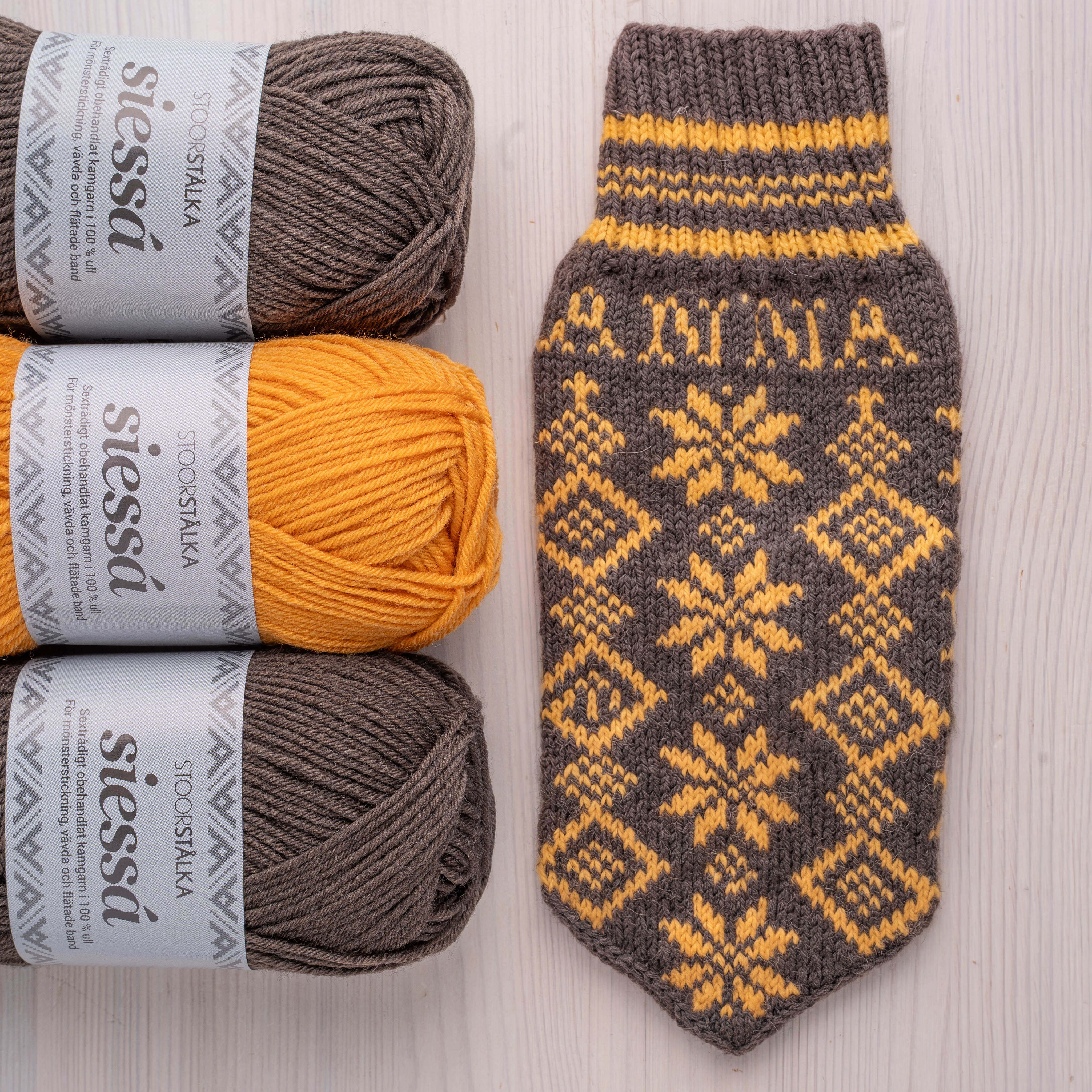 Knitting bundle mitten Snowflake from Juni Coffee Brown–Warm Yellow