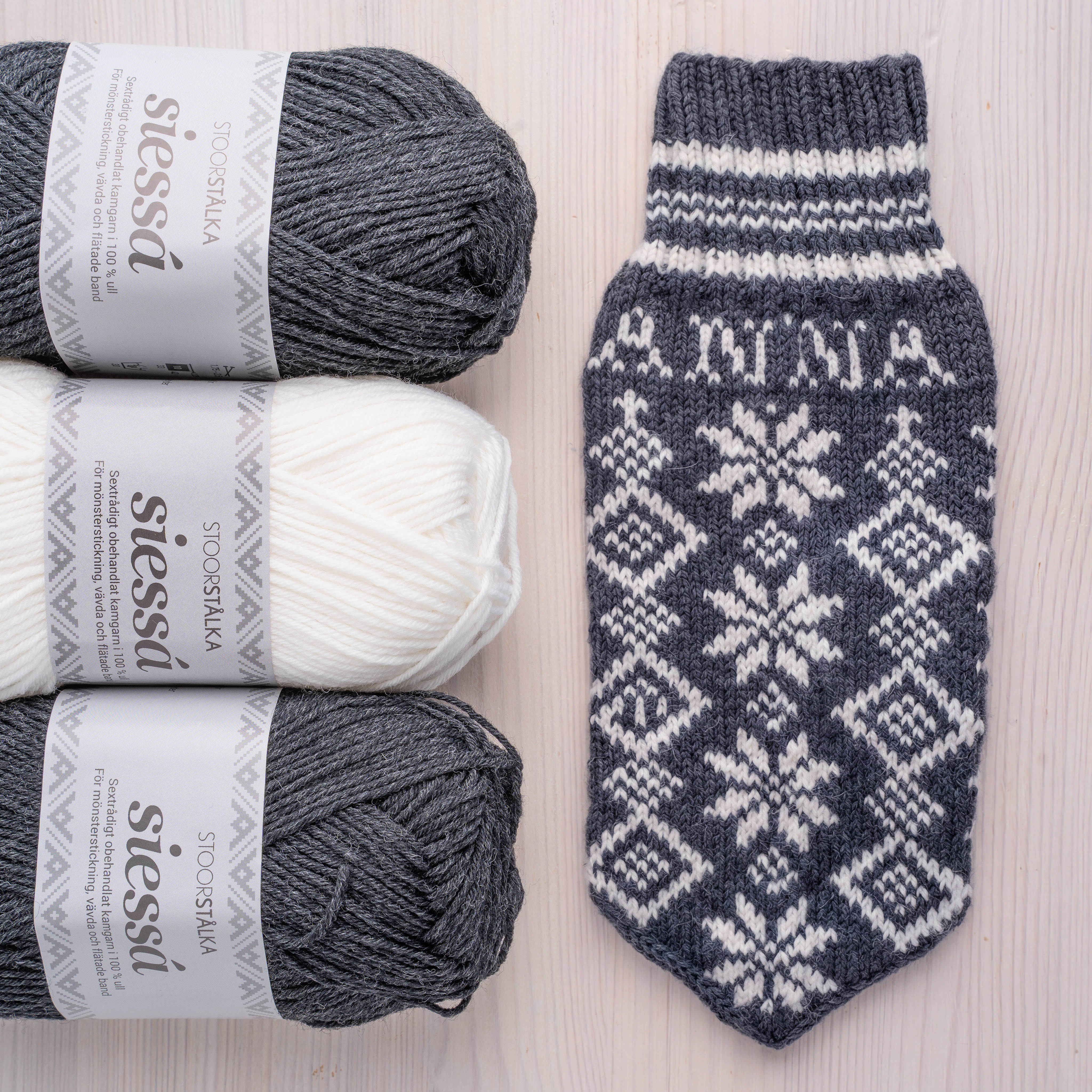 Strickpaket Fausthandschuh Schneeflocke aus Juni Dunkelgrau–Weiß