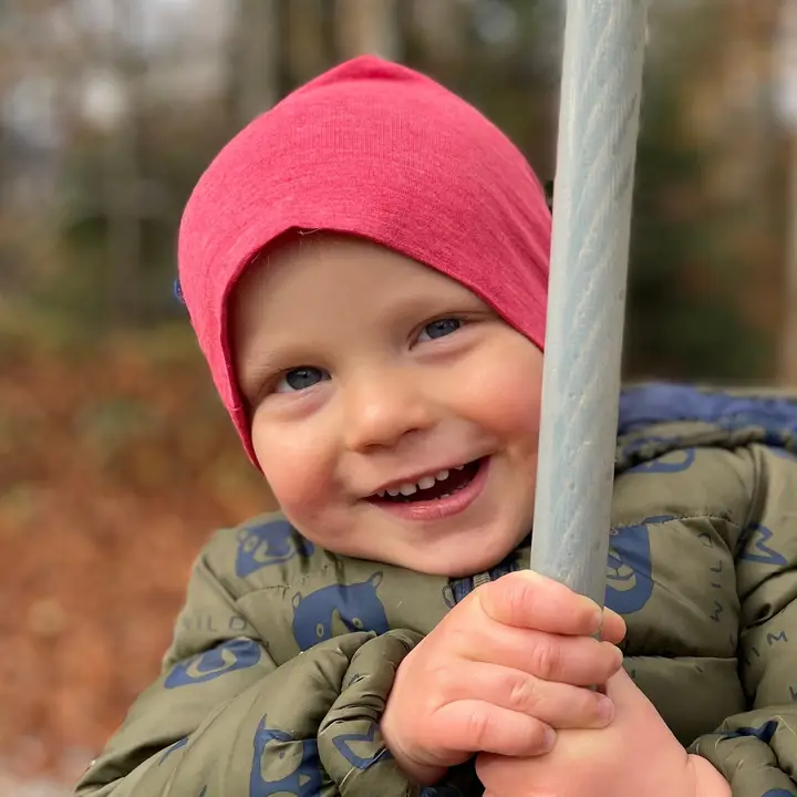 Beanie i ekologisk ullsilke från Glückskind  - hallon - 4