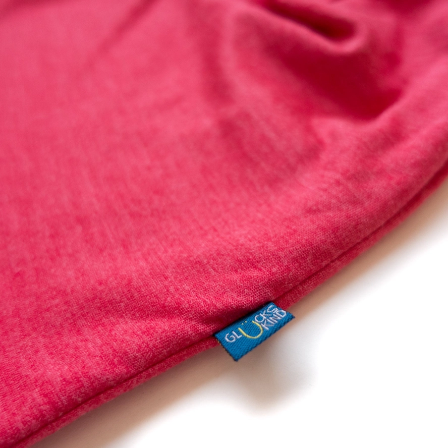 Beanie i ekologisk ullsilke från Glückskind  - hallon