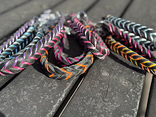 Flätat halvstryp med färgband