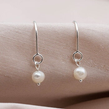 by Faith - Silverörhängen "dra igenom" med sötvattenpärla