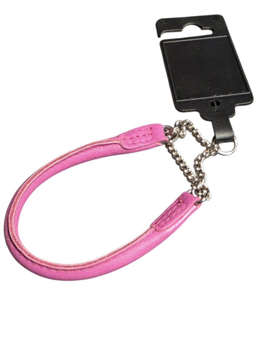 Rundsytt halsband i skinn halvstryp fuchsia
