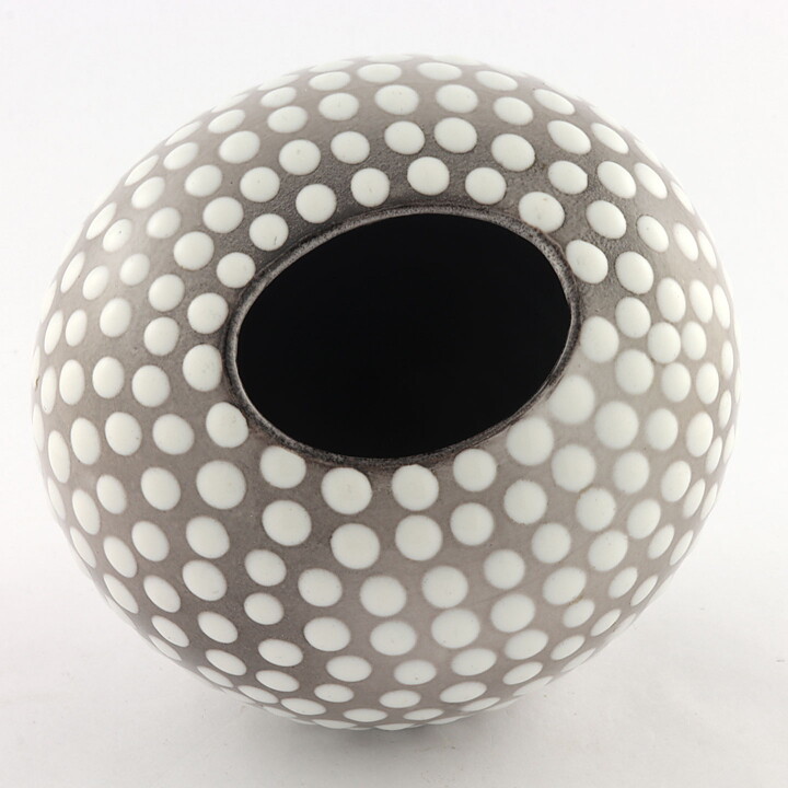 Ingrid Atterberg (Västkust 1943) Swelling Vase with White Dots 14/12 cm (2)