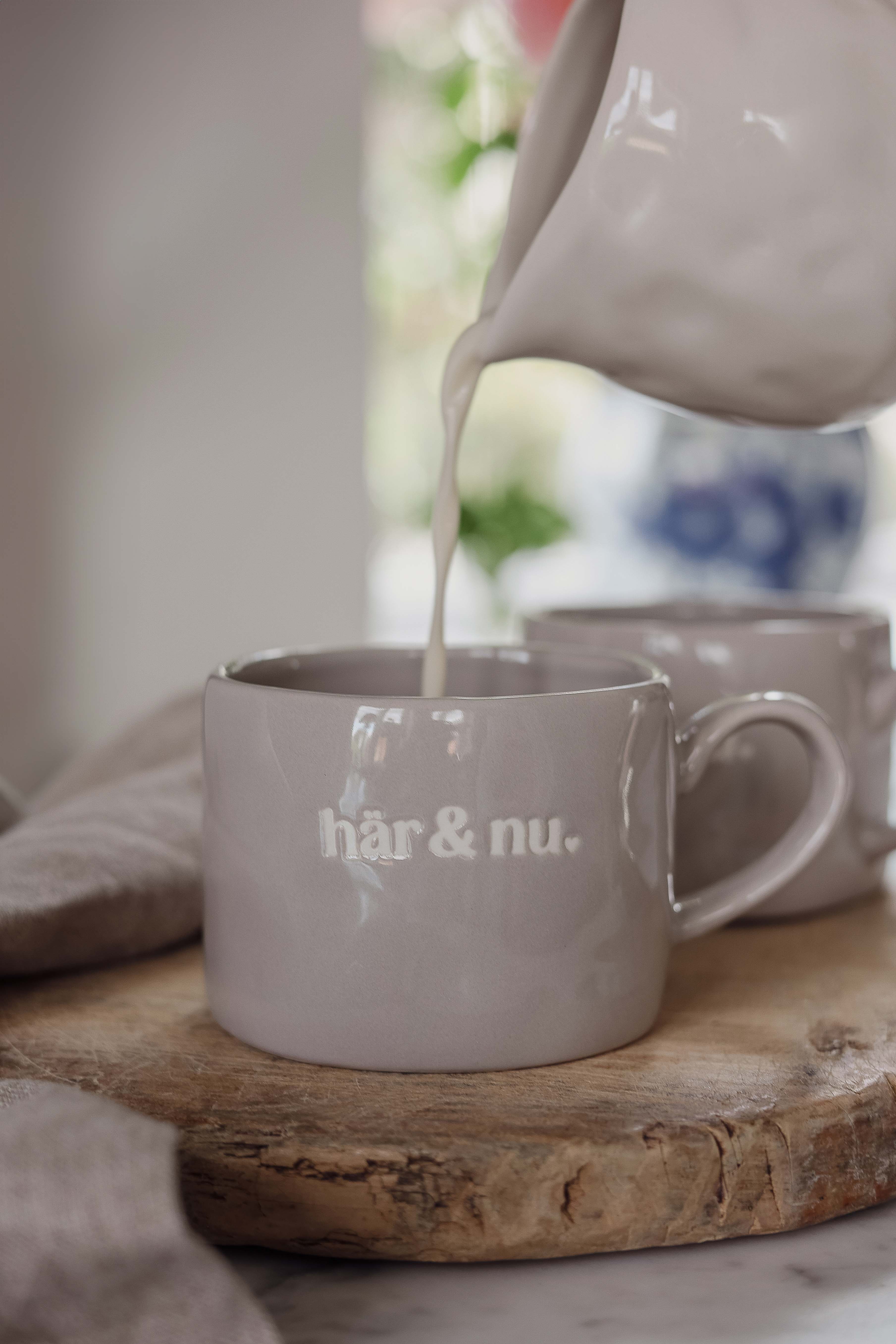 Mug Här & Nu grey - Majas Cottage
