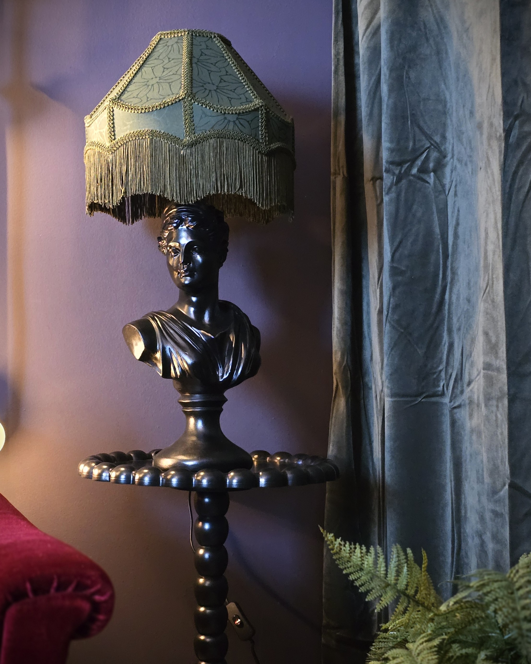 Lampfot - Black Bust - 2
