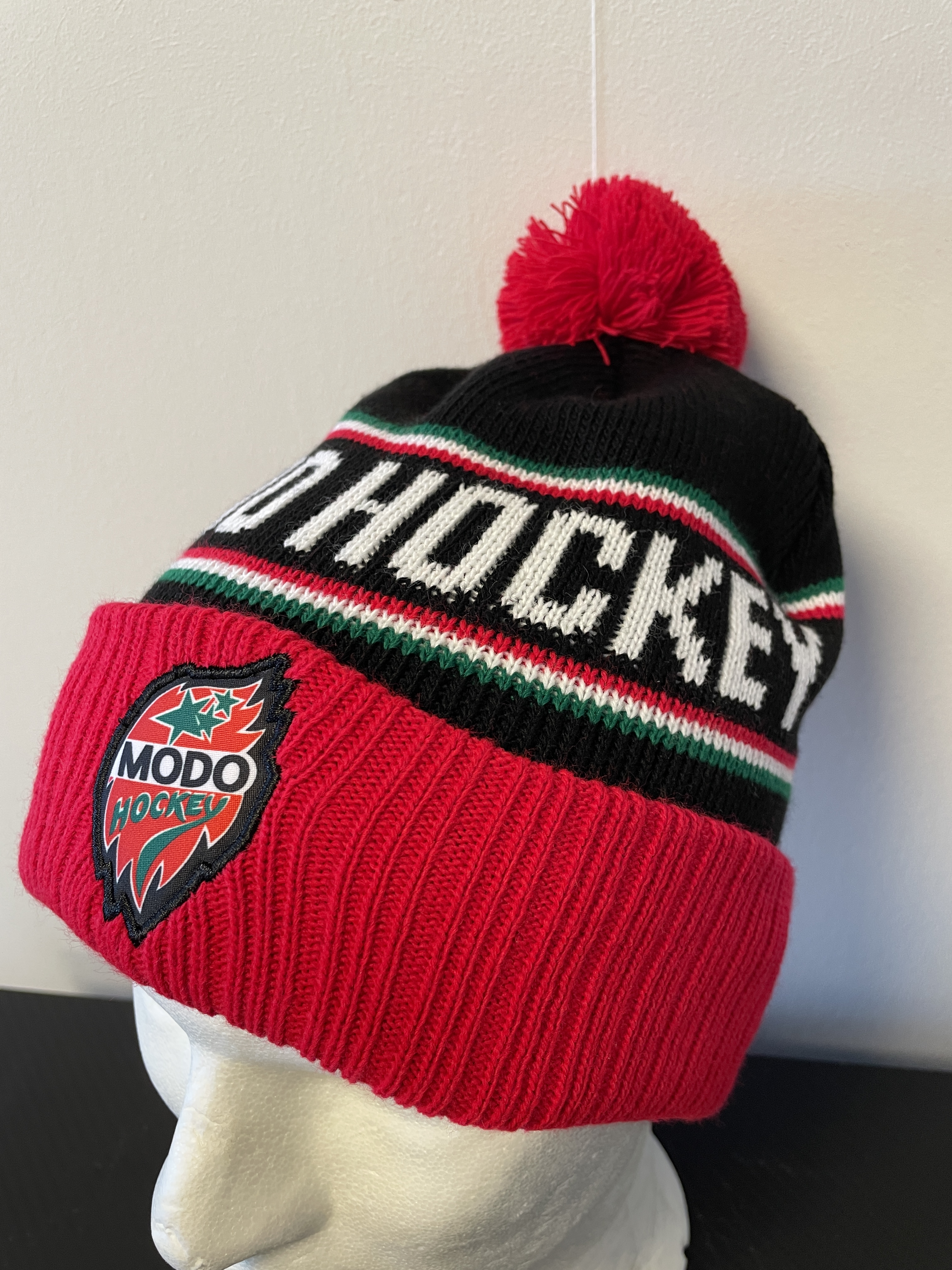 MoDo Pom Beanie Black/Red - 2