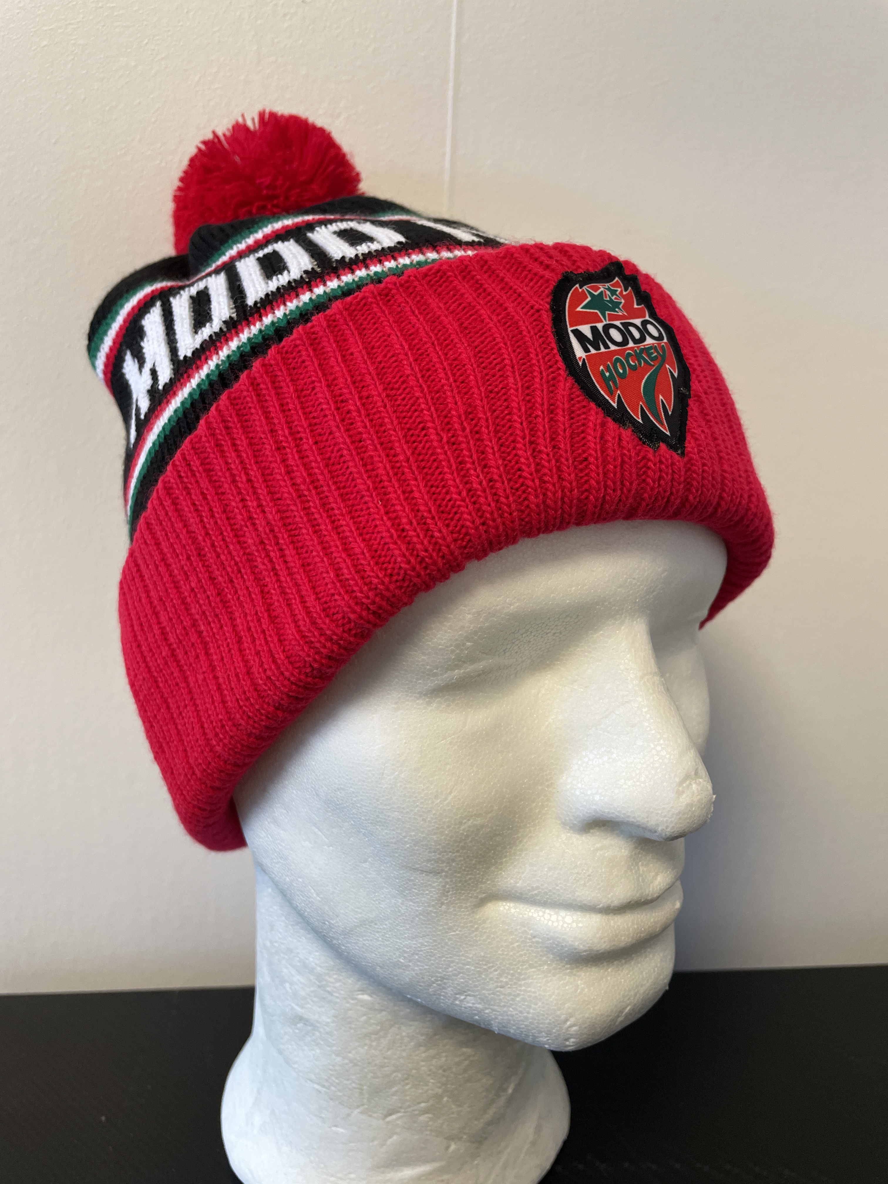 MoDo Pom Beanie Black/Red