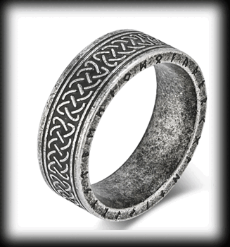 8 mm. Keltisk ring i grått rostfritt stål.