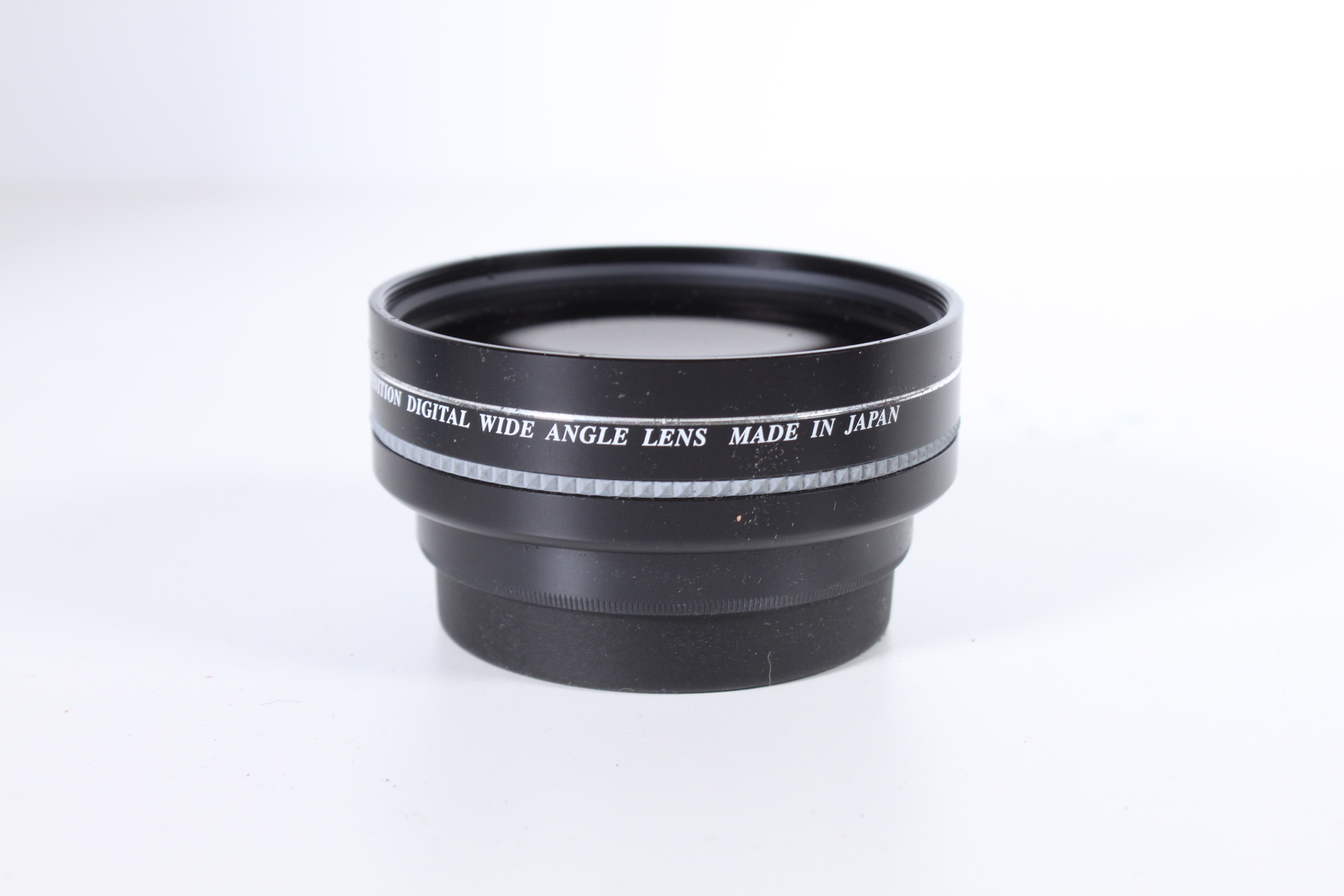 Vidvinkellins med skruvgänga för montering i 52mm filter. 