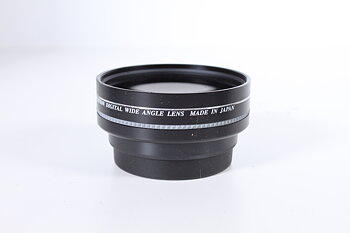 Vidvinkellins med skruvgänga för montering i 52mm filter. 