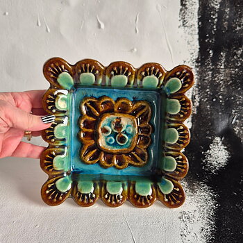 vintage FAT/VÄGGDEKORATION i grönt och brunt från Jie keramik, br 18,5 cm