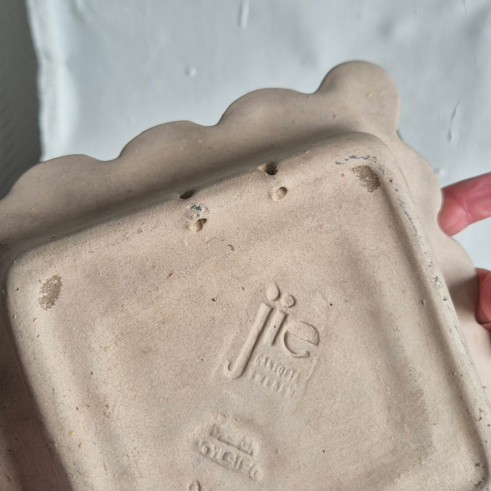 vintage FAT/VÄGGDEKORATION i grönt och brunt från Jie keramik, br 18,5 cm - 7