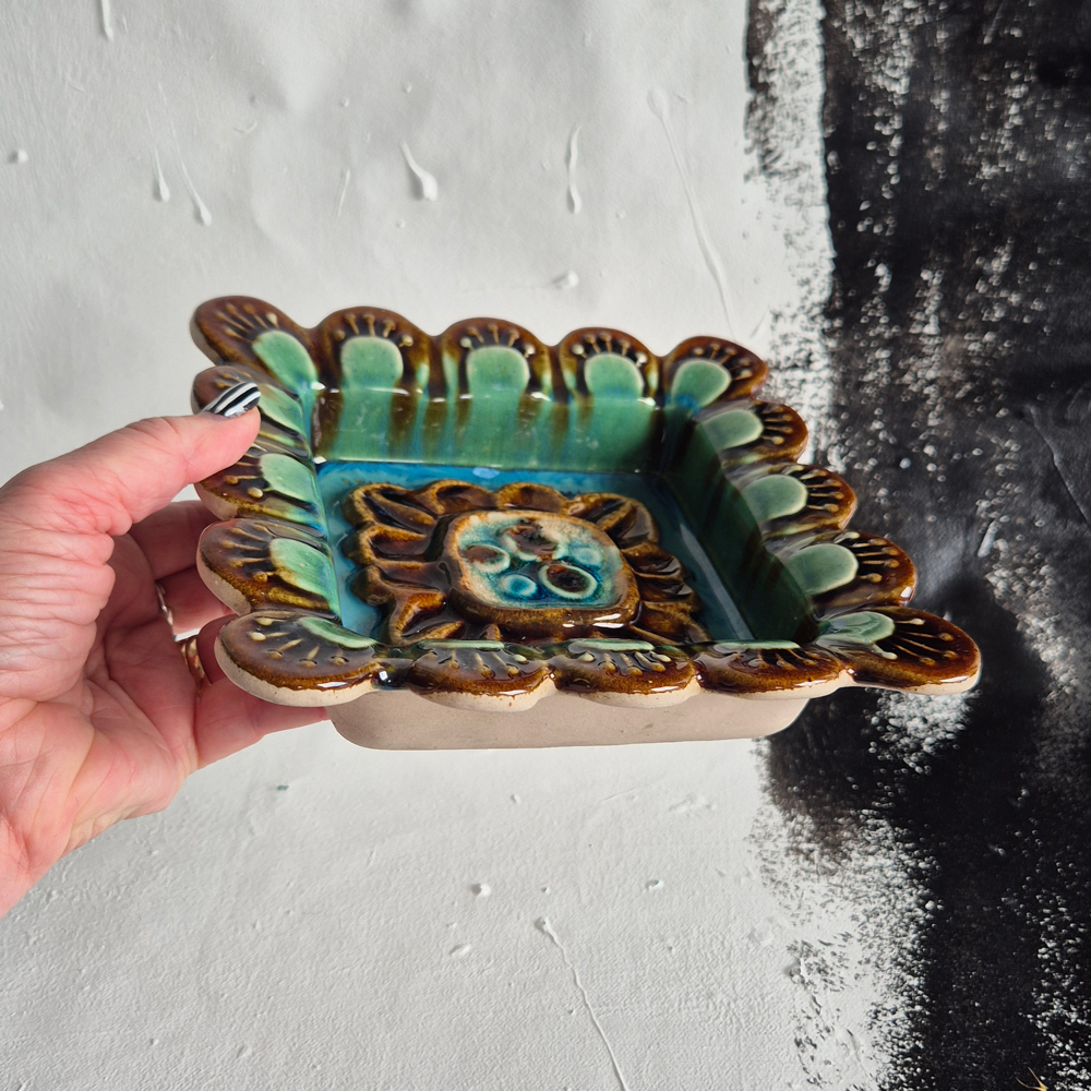 vintage FAT/VÄGGDEKORATION i grönt och brunt från Jie keramik, br 18,5 cm - 5