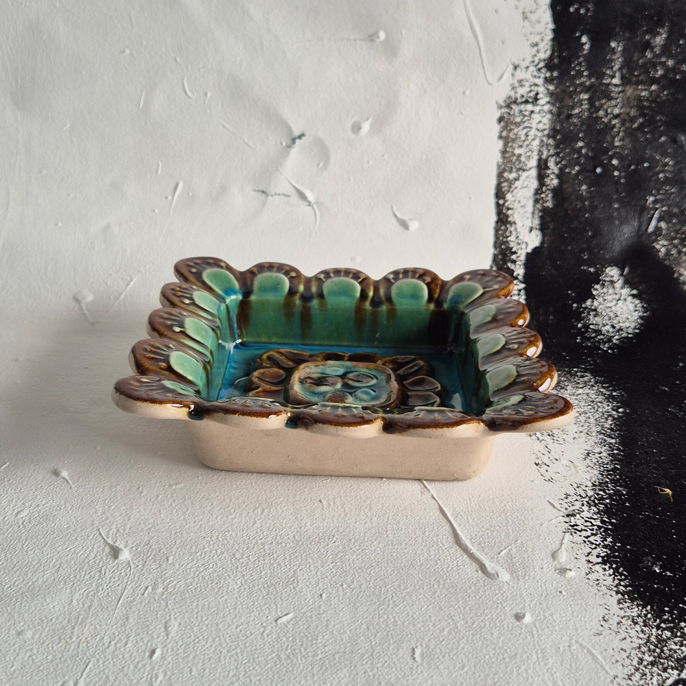 vintage FAT/VÄGGDEKORATION i grönt och brunt från Jie keramik, br 18,5 cm - 3