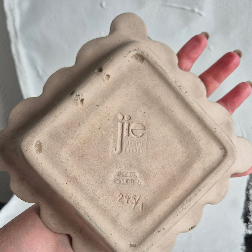 vintage FAT/VÄGGDEKORATION i grönt och brunt från Jie keramik, br 18,5 cm - 6