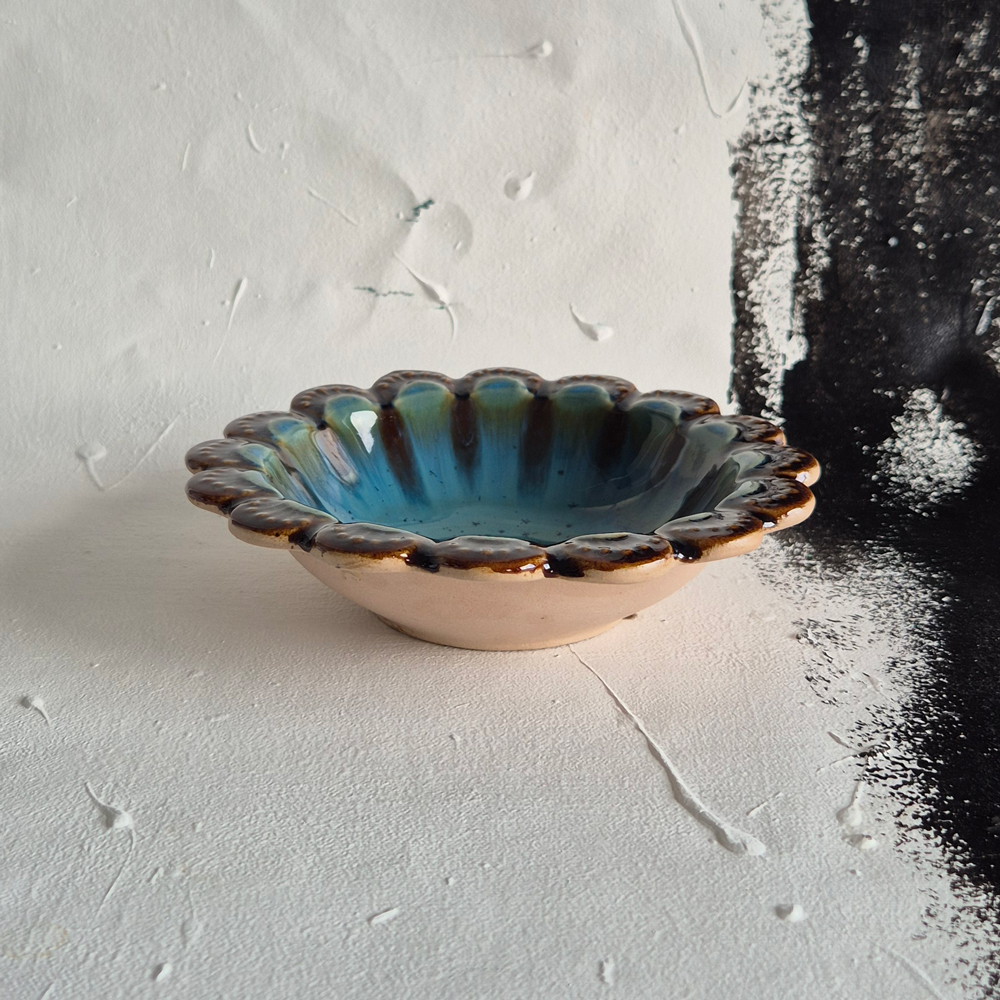 vintage SKÅL, blomformad i turkost och brunt från Jie keramik, br 18,3 cm - 2