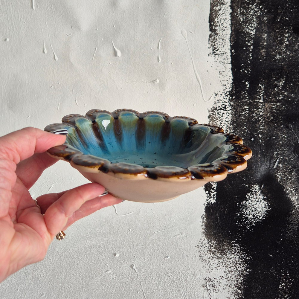 vintage SKÅL, blomformad i turkost och brunt från Jie keramik, br 18,3 cm - 5