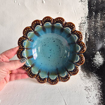 vintage SKÅL, blomformad i turkost och brunt från Jie keramik, br 18,3 cm