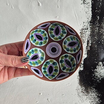 vintage SKÅL terracottabrun med mönster i grönt, svart och lila, br 11,5 cm